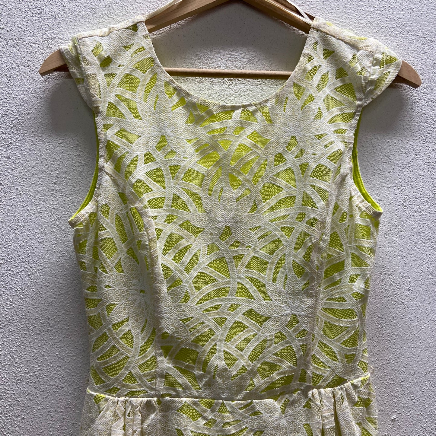 Abito verde con dettagli floreali