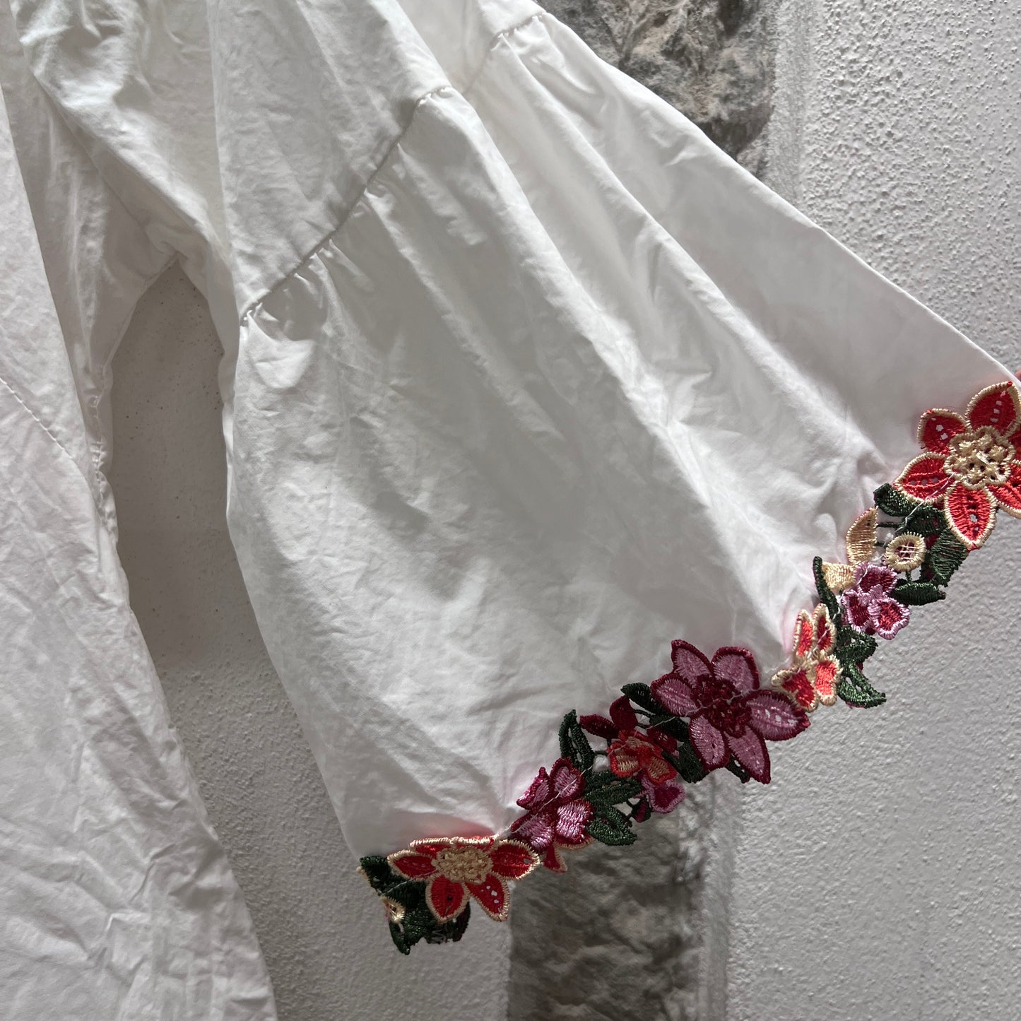 Maglietta maniche 3/4 con fiori alle maniche