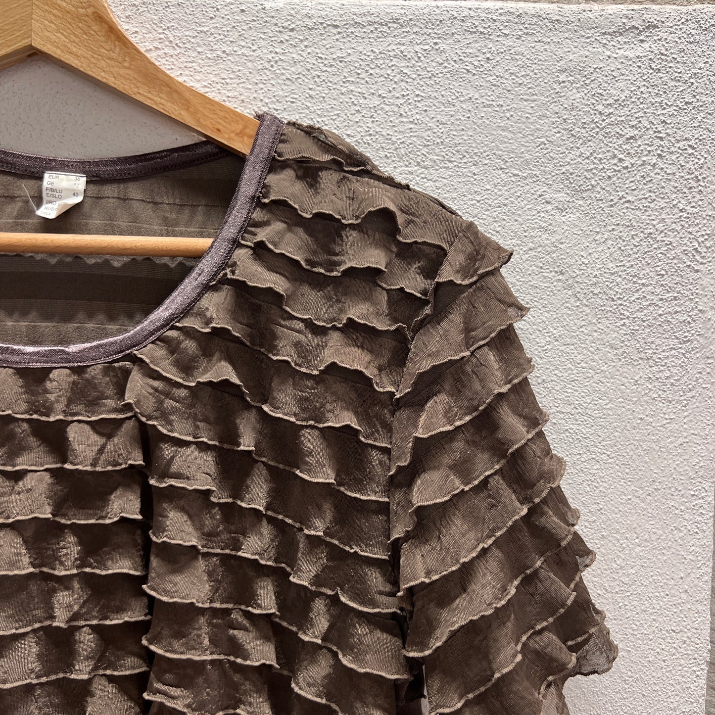 T-shirt marrone con balze
