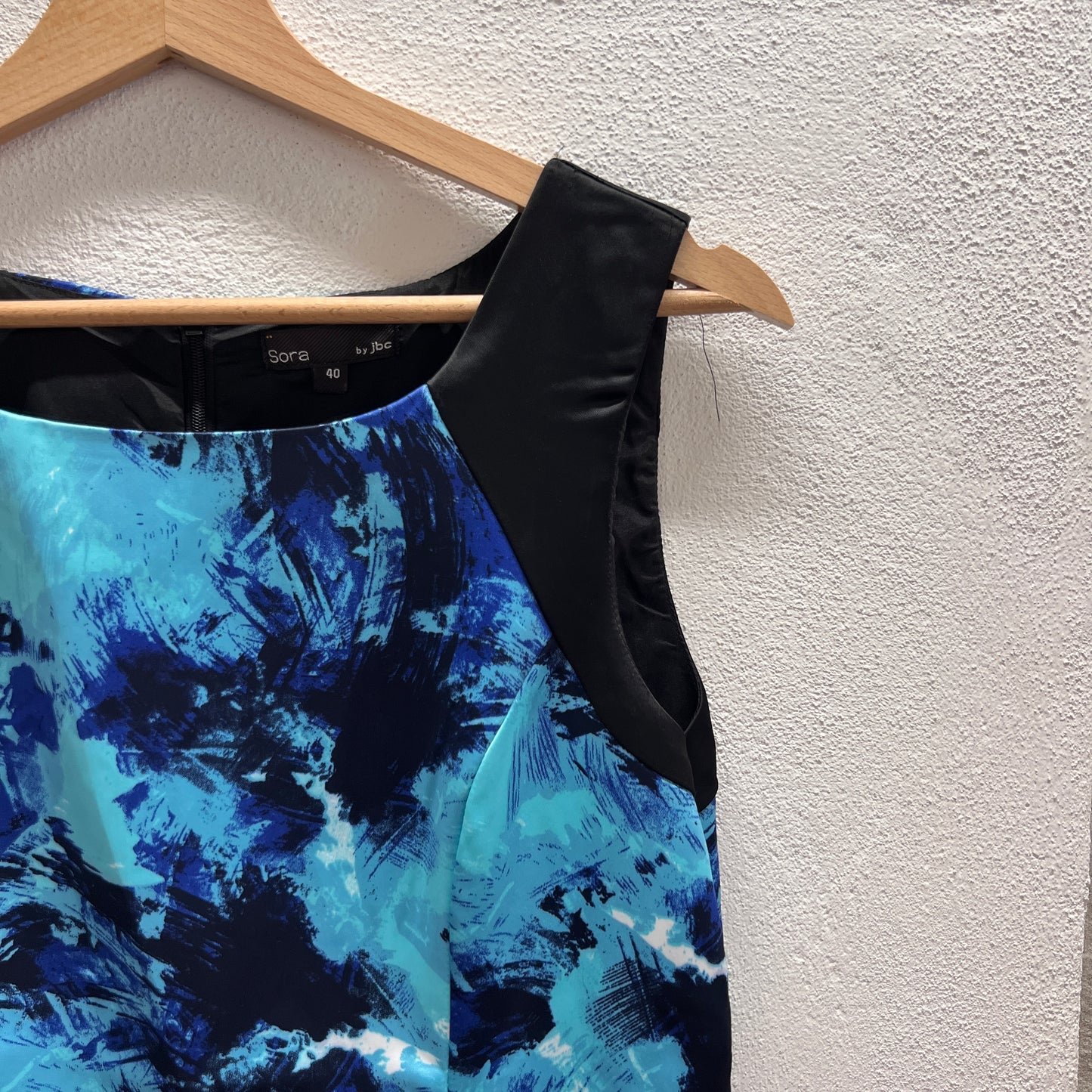 Vestito nero con fantasie blu