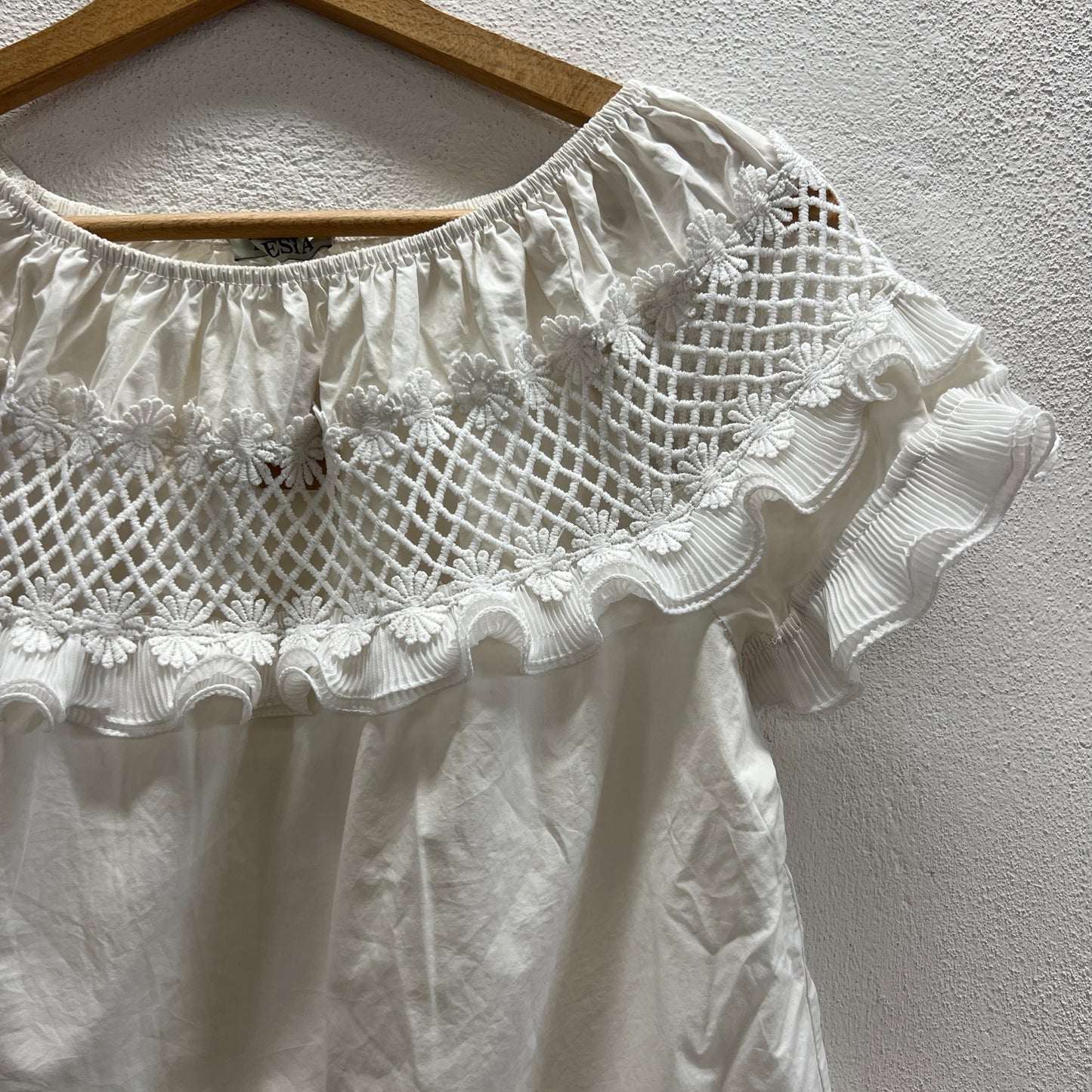 T-shirt bianca con volant