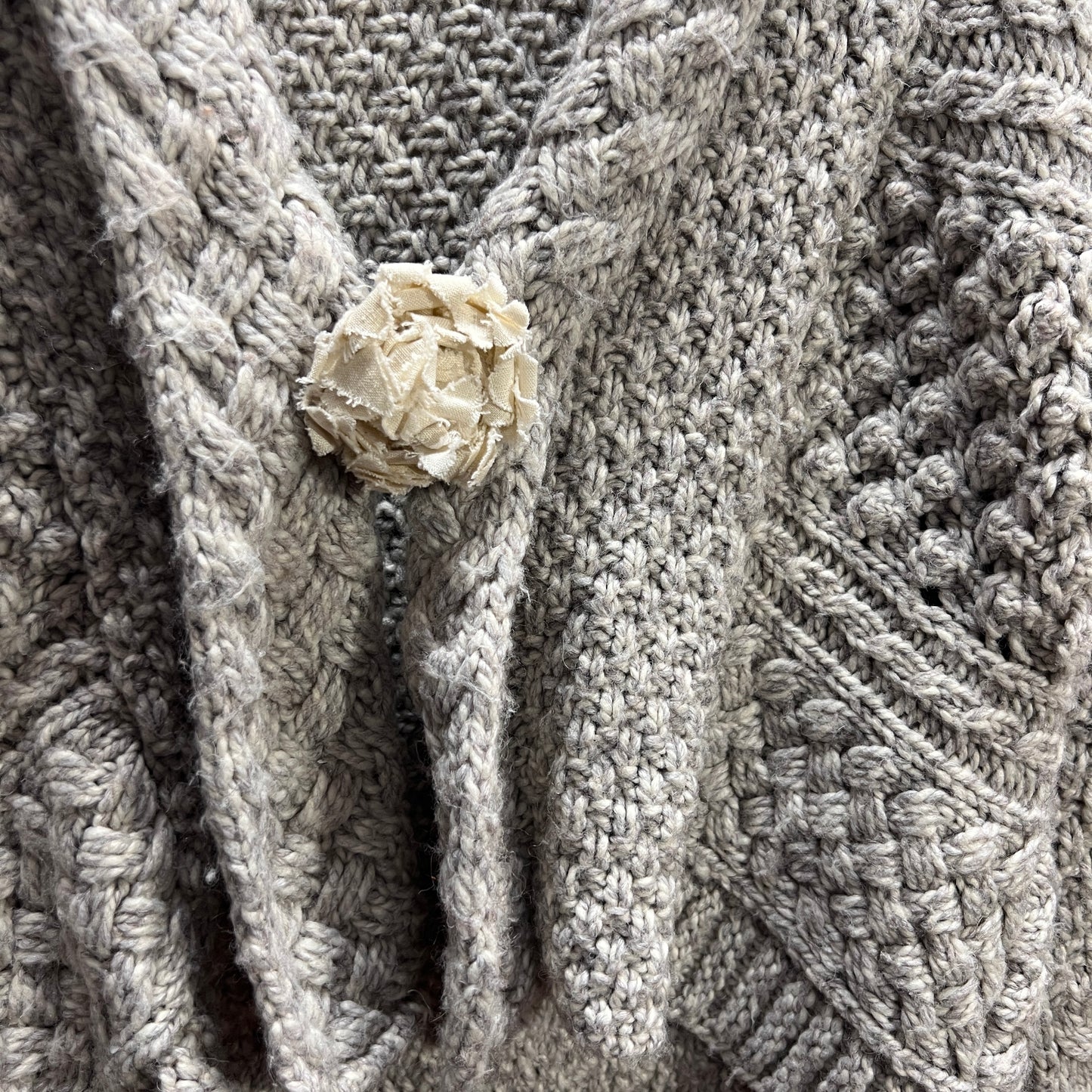 Cardigan misto lana con spilla in lino
