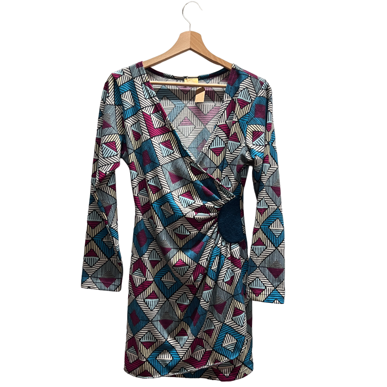 Vestito con dettagli geometrici