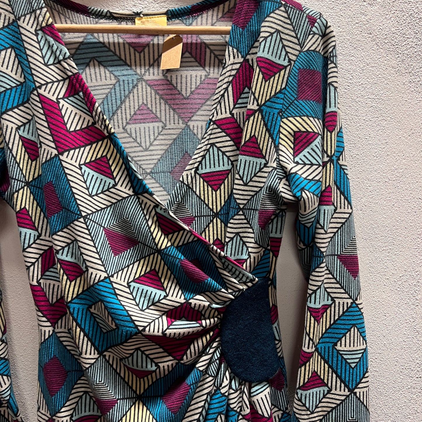 Vestito con dettagli geometrici