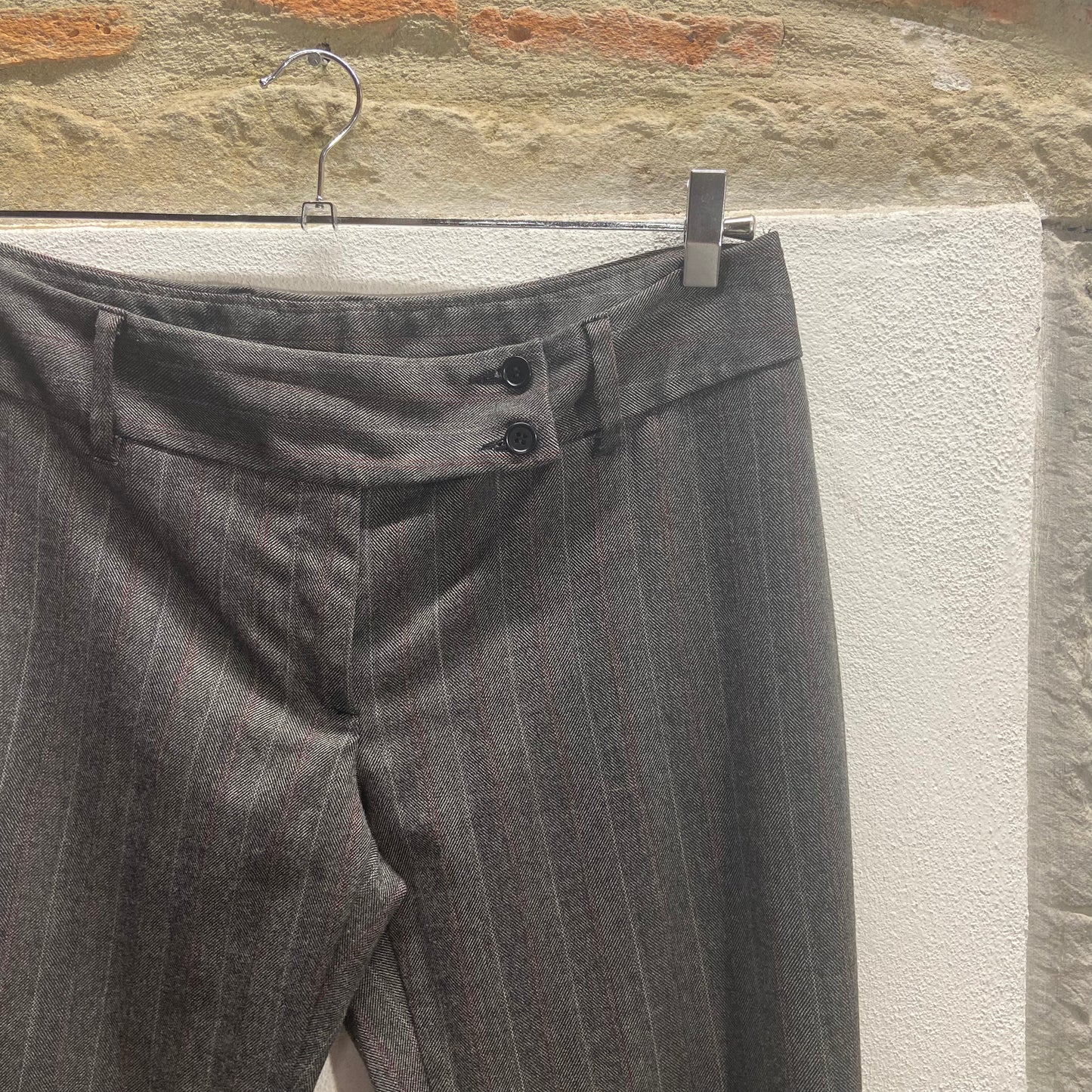 Pantaloni grigi a zampa