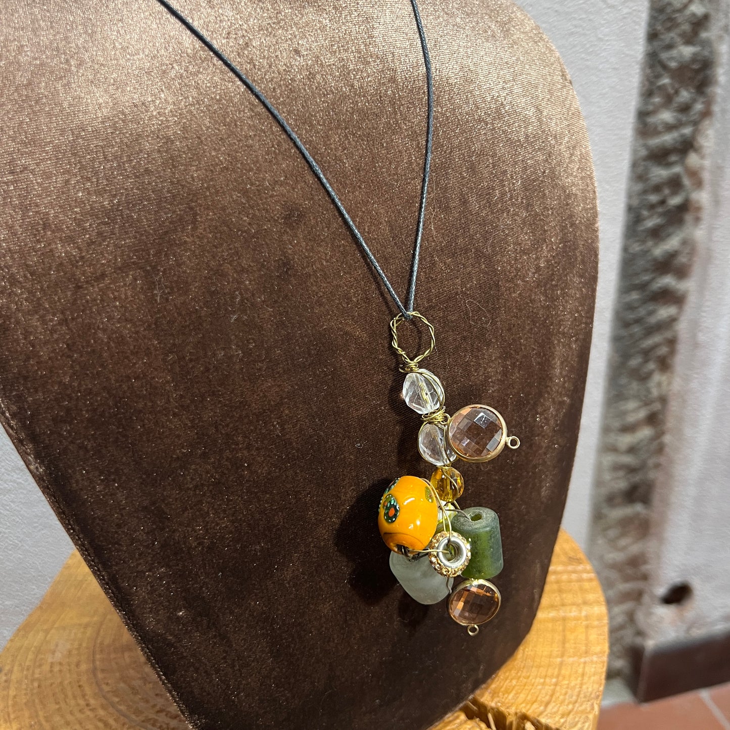 Collana con ciondoli colorati