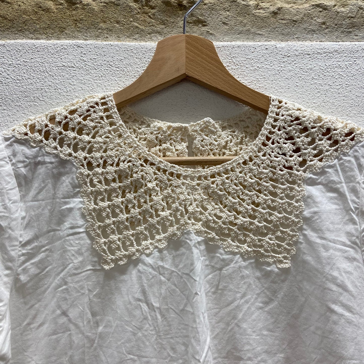 T-shirt cotone con collo ricamato