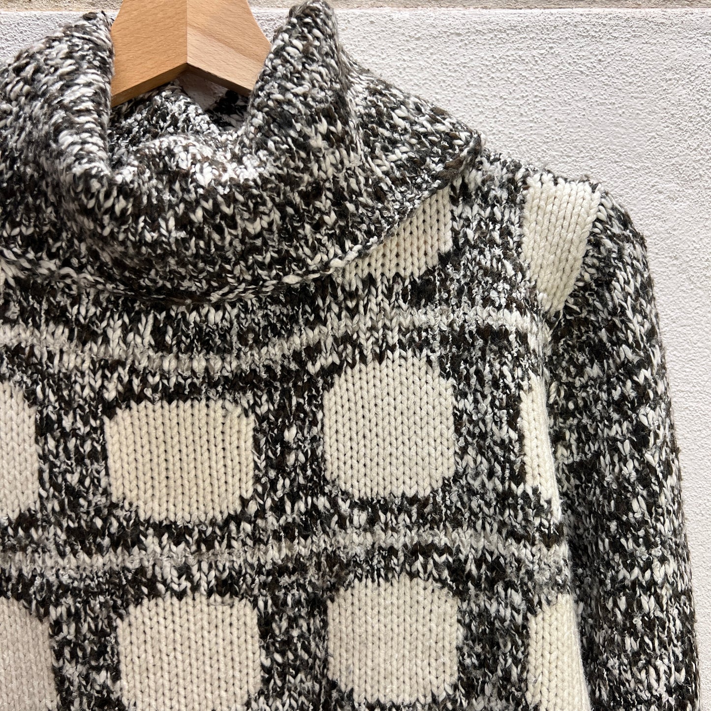 Maglione bicolore maniche svasate
